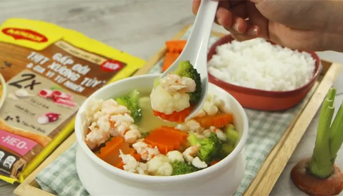 Canh tôm nấu cà rốt và bông cải xanh phù hợp cho người tiểu đường