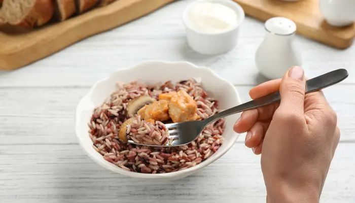 Người tiểu đường nên kiểm soát khẩu phần ăn cơm phù hợp để tránh tăng đường huyết