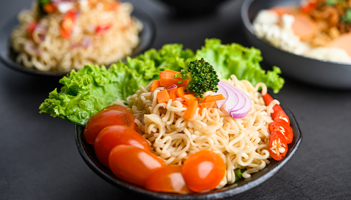 Người bệnh có thể ăn mì nếu thèm nhưng cần phải kết hợp thêm rau xanh và đạm