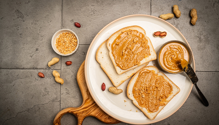 Bơ đậu phộng phết lên bánh mì