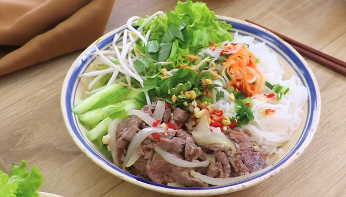 Bún thịt bò nạc và rau sống