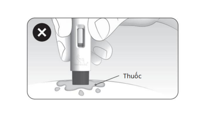 Vứt bỏ bút tiêm vào hộp đựng vật sắc nhọn