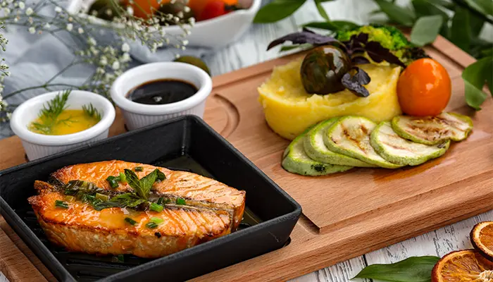 Món cá hồi áp chảo giàu omega-3 phù hợp cho người tiểu đường
