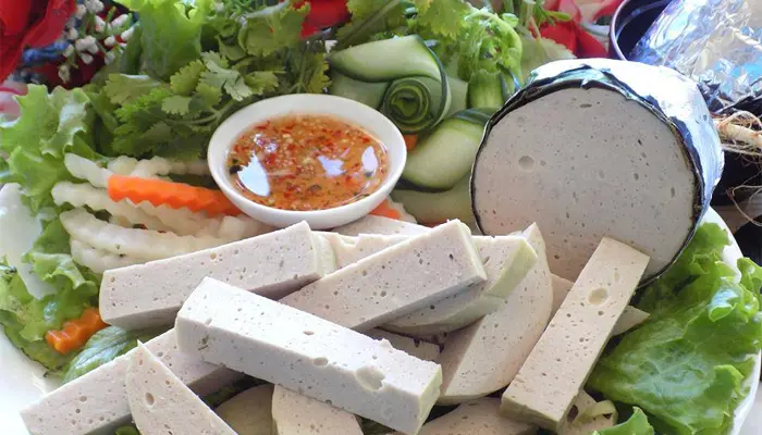 Người bệnh tiểu đường nên kết hợp ăn giò chả cùng với rau xanh