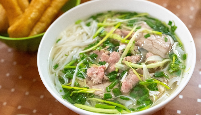 Nên giảm lượng bánh phở và cho nhiều rau ăn kèm