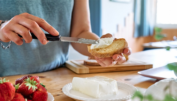 Mẹ bầu có thể phết phô mai lên bánh mì nguyên cám