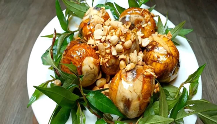 Nên ăn trứng vịt lộn kèm với rau răm
