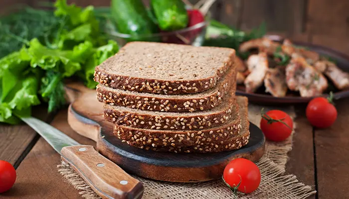 Người tiểu đường nên ưu tiên ăn bánh mì đen từ ngũ cốc nguyên cám 