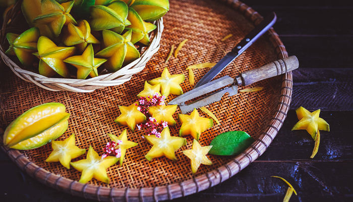 Thái lát mỏng khế rồi phơi khô