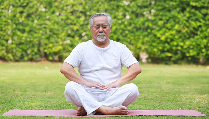 Người bệnh có thể tập ngồi thiền hoặc yoga để giảm stress