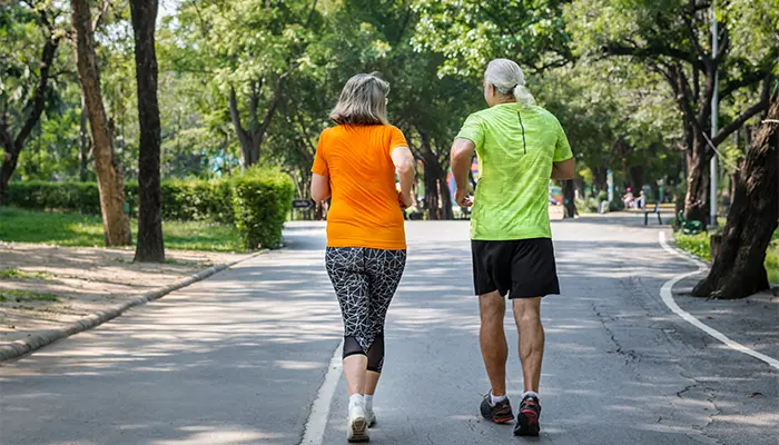 Vận động nhẹ như đi bộ cũng là cách hạ đường huyết tự nhiên 