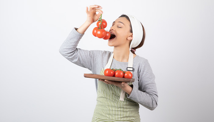 Có thể chọn ăn tươi cà chua hoặc trộn chung với rau