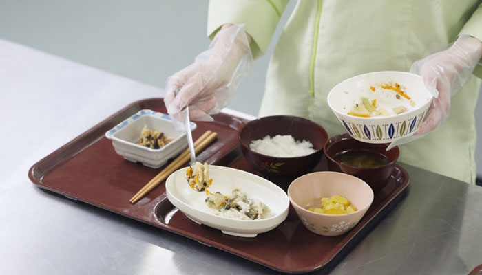 Nên chia nhỏ bữa ăn và chỉ ăn những thực phẩm nhạt