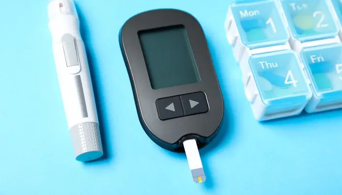 Theo dõi đường huyết thường xuyên để đánh giá mức độ kiểm soát đường huyết