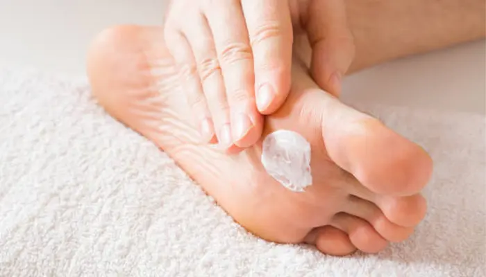 Dưỡng ẩm da mỗi ngày cũng là cách cải thiện tình trạng ngứa da 