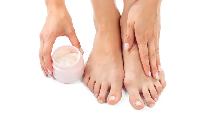 Người bệnh tiểu đường nên vệ sinh và chăm sóc bàn chân mỗi ngày