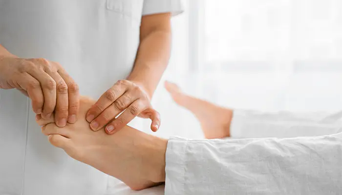 Người tiểu đường nên kiểm tra và chăm sóc bàn chân mỗi ngày