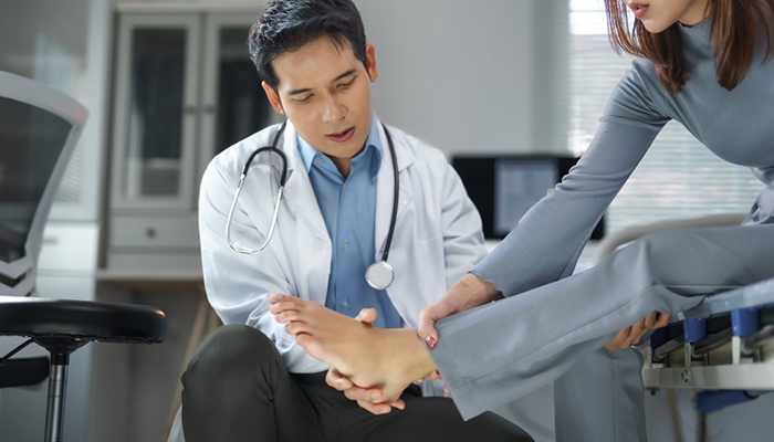 Nên kiểm tra và chăm sóc bàn chân thường xuyên