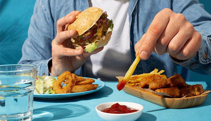 Chế độ ăn uống không lành mạnh cũng là yếu tố nguy cơ gây ra bệnh tiểu đường