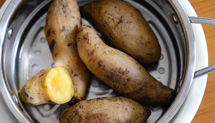 Người bệnh tiểu đường nên ưu tiên ăn khoai lang luộc hoặc hấp