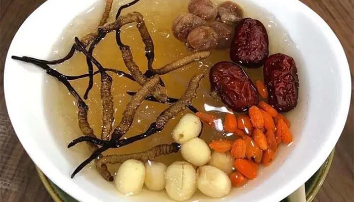 Cách dùng đông trùng hạ thảo cho người tiểu đường là kết hợp chung với yến 