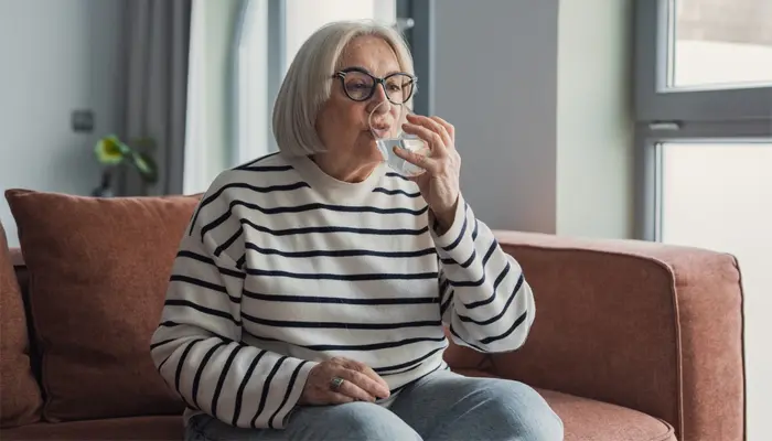 Khát nước, đi tiểu nhiều lần là một trong các dấu hiệu cho thấy đường huyết tăng cao 