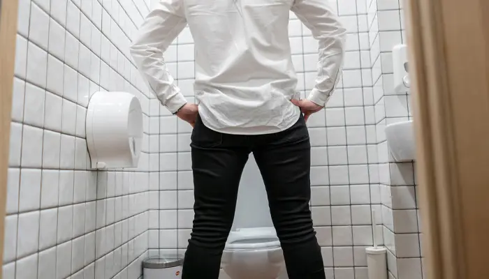 Đi tiểu nhiều lần cũng là một trong số các dấu hiệu đường huyết tăng cao