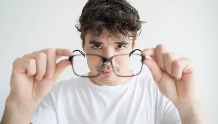 Dấu hiệu nhận biết mờ mắt do tiểu đường là tầm nhìn mờ, xuất hiện các đốm đen 