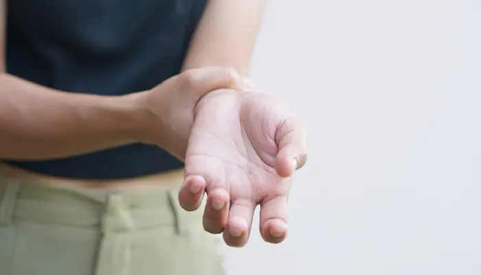 Cảm giác tê bì ở tay cũng là dấu hiệu nhận biết biến chứng tiểu đường ở chân