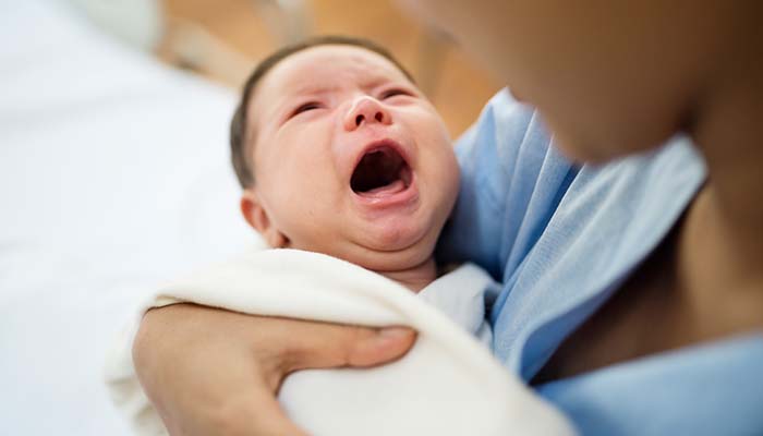 Dấu hiệu tăng đường huyết sơ sinh trẻ khóc nhiều 