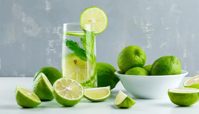 Uống nước chanh vào buổi sáng giúp bổ sung nước cho cơ thể sau nhiều giờ ngủ 