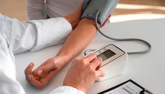 Người tiểu đường kèm tăng huyết áp nên hạn chế ăn giò chả
