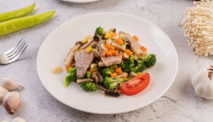 Thịt bò xào rau cũng là món có thể áp dụng đưa vào thực đơn cho bà bầu tiểu đường 3 tháng cuối