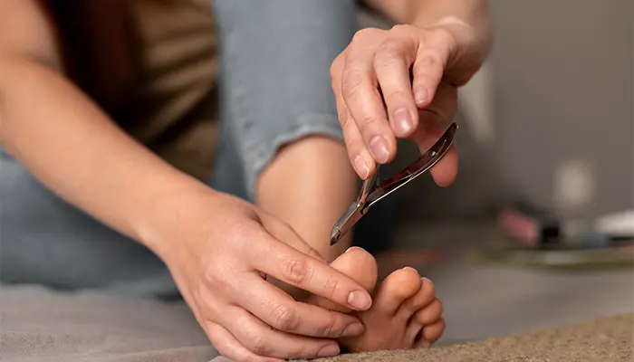Cắt móng cho người tiểu đường được thực hiện theo từng bước bài bản