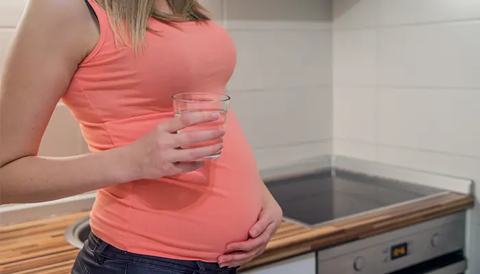 Mẹ bầu chỉ được uống nước lọc trước khi xét nghiệm 