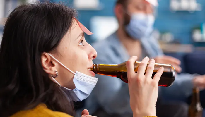 Nên hạn chế uống rượu bia trước khi thực hiện đi xét nghiệm 