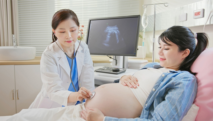 Mẹ bầu nên đi khám thai định kỳ