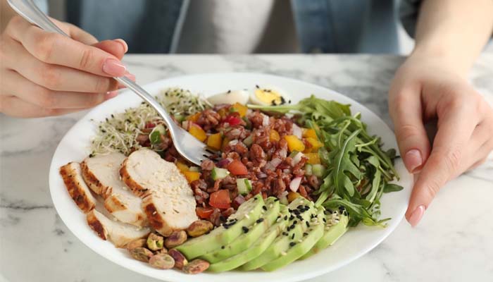 Để giảm tác dụng phụ của Mounjaro nên chia nhỏ bữa ăn, nhai kỹ và ăn chậm