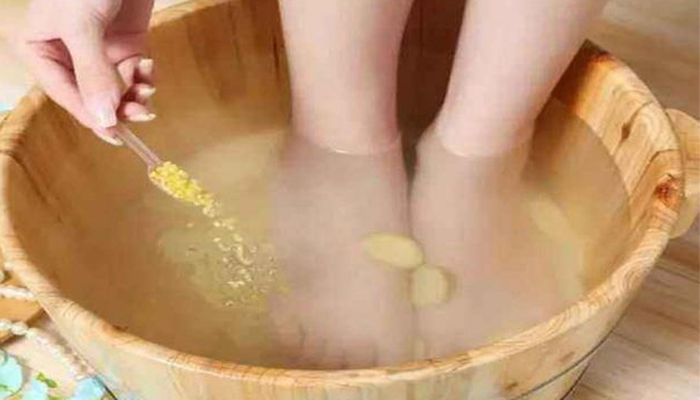 Ngâm chân với gừng tươi