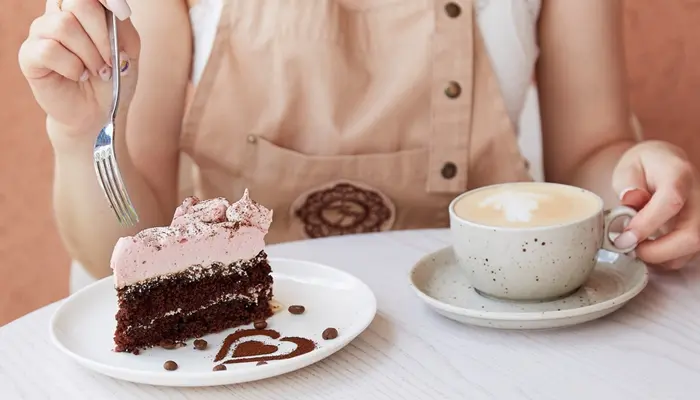 Chế độ ăn uống nhiều đường, thiếu lành mạnh là nguyên nhân khiến đường huyết tăng cao 