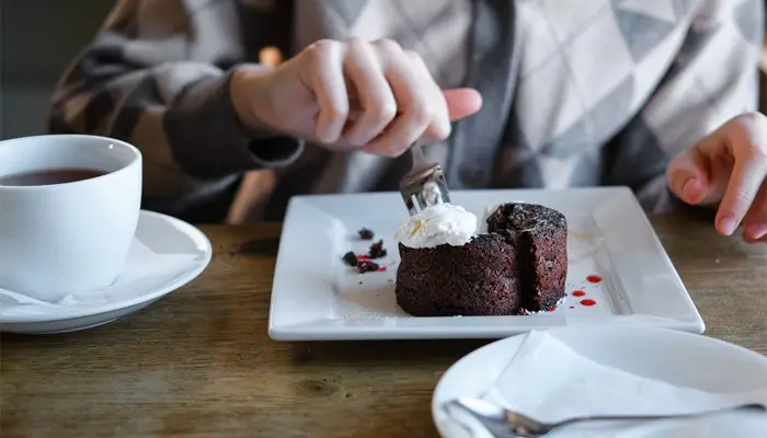 Chế độ ăn uống không lành mạnh cũng là nguyên nhân khiến đường huyết tăng cao 