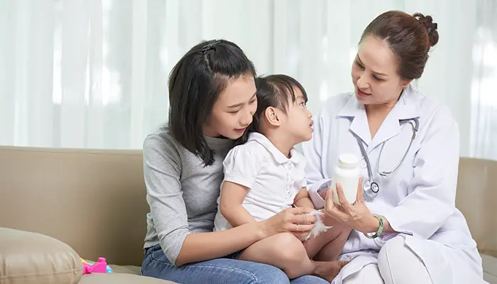 Phụ huynh nên đưa trẻ khám sức khỏe định kỳ để phát hiện sớm nguy cơ mắc bệnh 