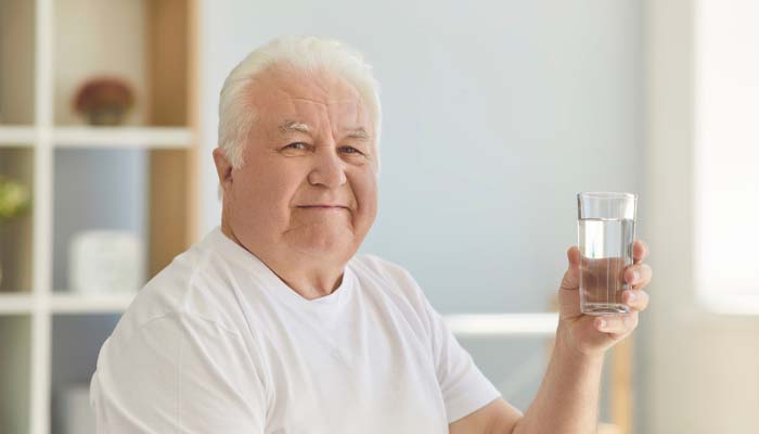 Uống đủ nước và chọn ăn thực phẩm phù hợp để hạn chế tình trạng buồn nôn