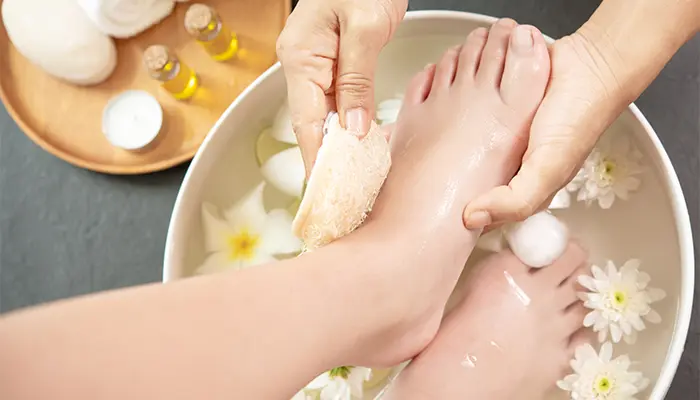Người bệnh nên rửa chân mỗi ngày bằng nước ấm