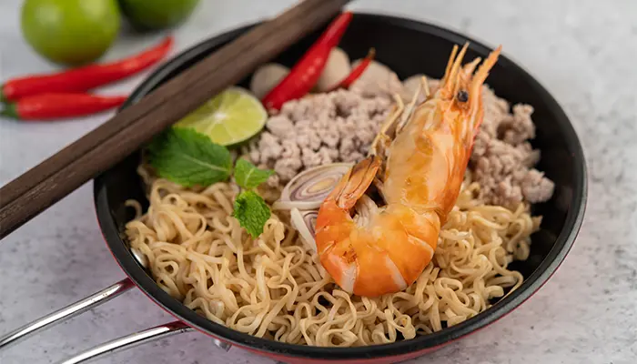 Sai lầm khi ăn sáng dễ làm tăng đường huyết là ưa chuộng thực phẩm chế biến sẵn như mì tôm 