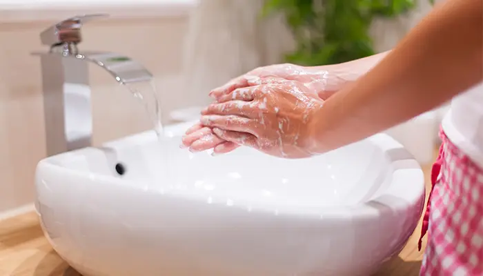 Sai lầm khi đo đường huyết tại nhà là không vệ sinh tay đúng cách trước khi lấy máu 