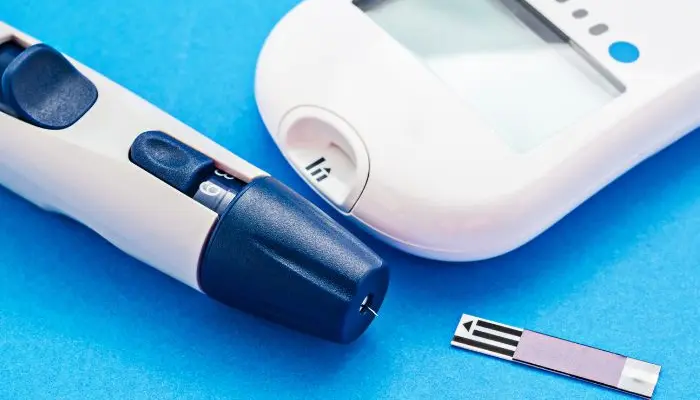 Sử dụng que thử hết hạn cũng là sai lầm trong việc thử tiểu đường tại nhà 