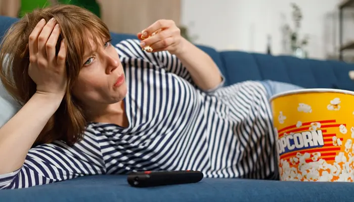 Nằm hoặc ngồi ngay sau khi ăn khiến dễ làm tăng đường huyết 