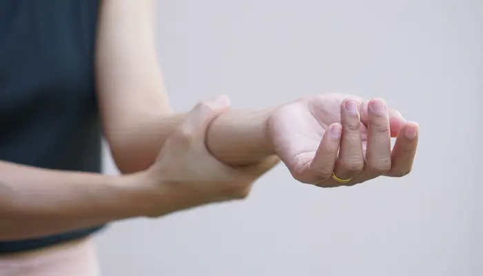 Tê bì chân tay ở người tiểu đường là biến chứng của thần kinh ngoại biên