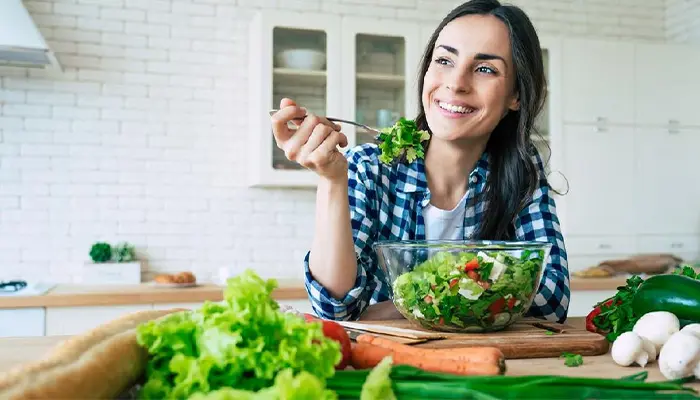 Xây dựng chế độ ăn uống lành mạnh cũng giúp kiểm soát đường huyết tốt hơn